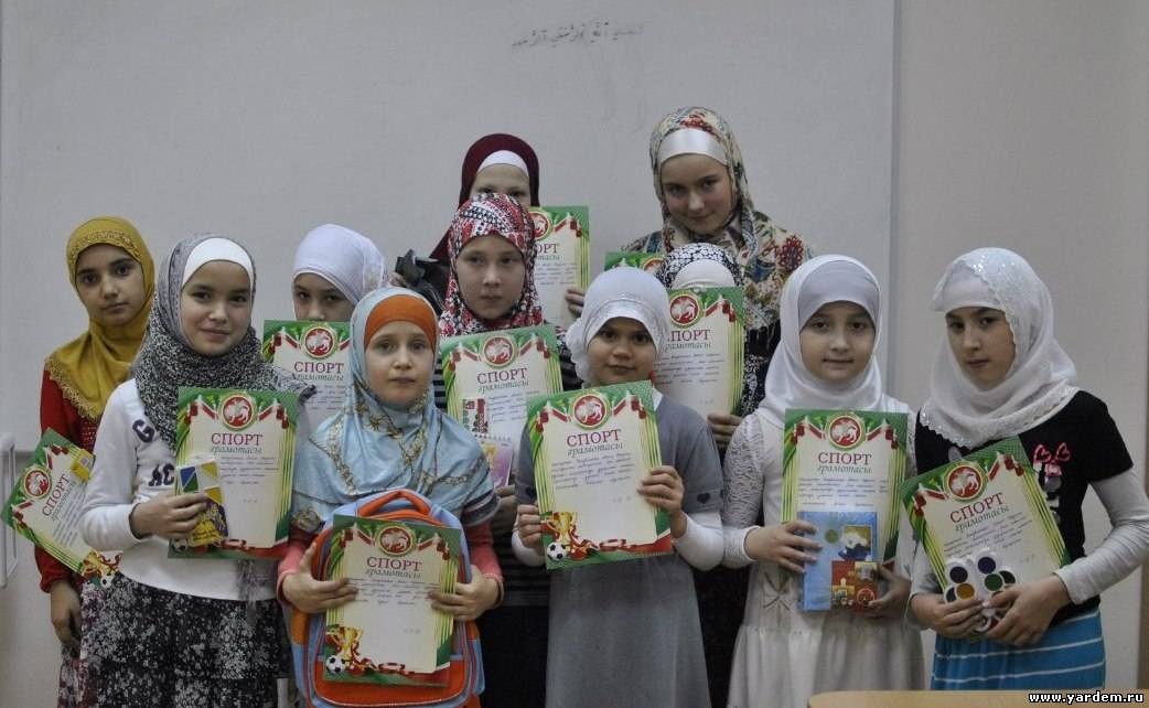 В мечети "Ярдэм" прошли соревнования по шашкам среди юных мусульманок. Спорт